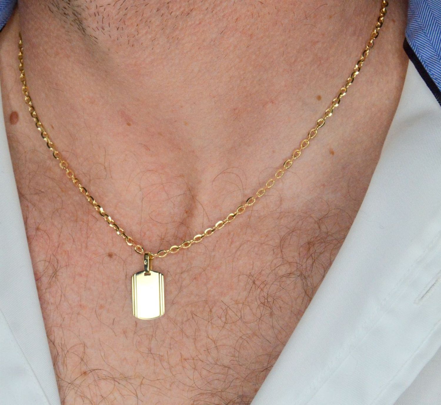 Złota zawieszka 375 gładka blaszka nieśmiertelnik ZA 6387 375 Wisiorek został wykonany z wysokiej jakości złota próby 375. Złoto to jeden z najpopularniejszych kruszców, cenione przez kobiety na całym świecie 1.jpg